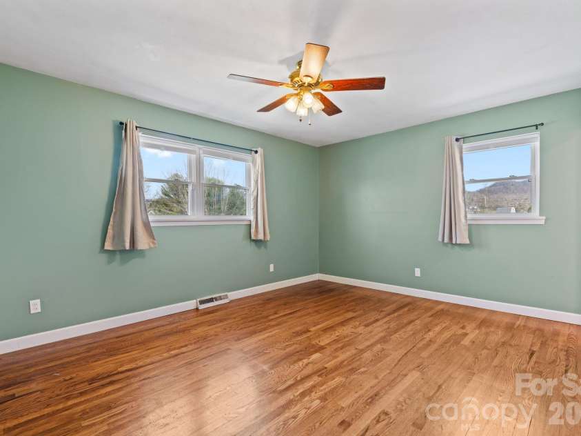 33 Monte Vista Terrace, Candler, NC 28715.  MLS# CAR4361226, YatesRealty ID 8000. Primary Room