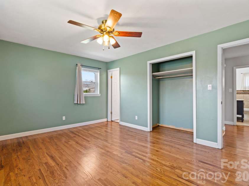 33 Monte Vista Terrace, Candler, NC 28715.  MLS# CAR4361226, YatesRealty ID 8000. Primary Room