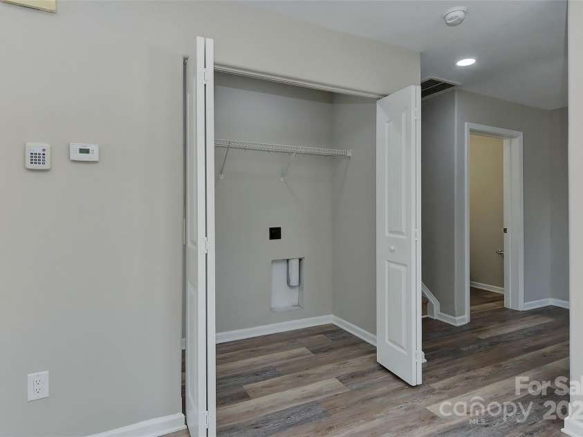 3835 Mohawk Court, Charlotte, NC 28215.  MLS# CAR4242965, YatesRealty ID 8005. 