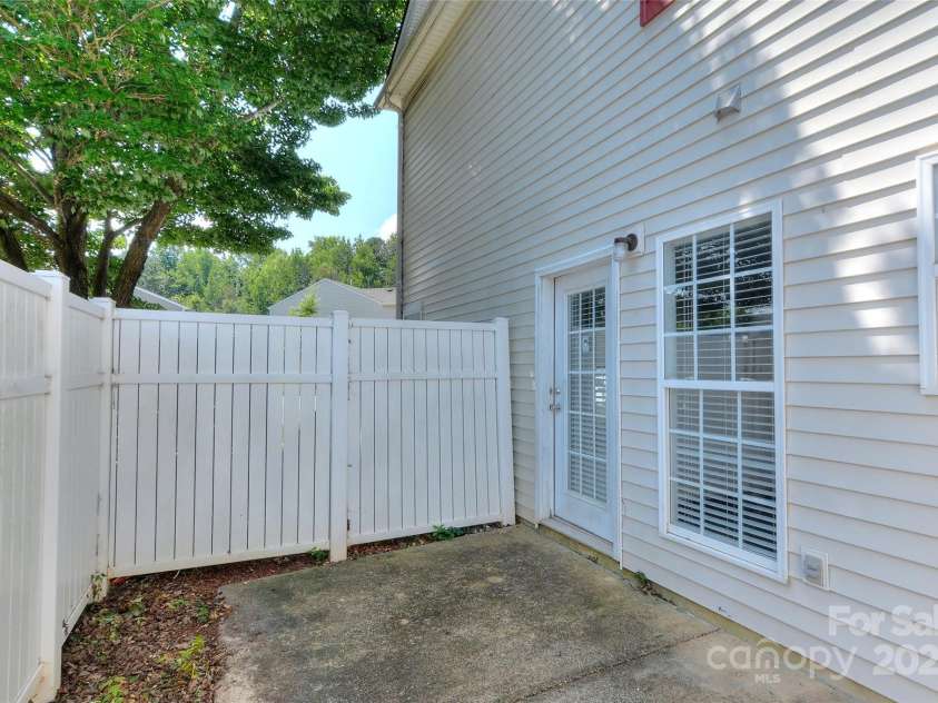 3835 Mohawk Court, Charlotte, NC 28215.  MLS# CAR4242965, YatesRealty ID 8005. 