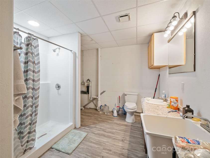 219 Raven Rock Lane, Burnsville, NC 28714.  MLS# CAR4314429, YatesRealty ID 801. 