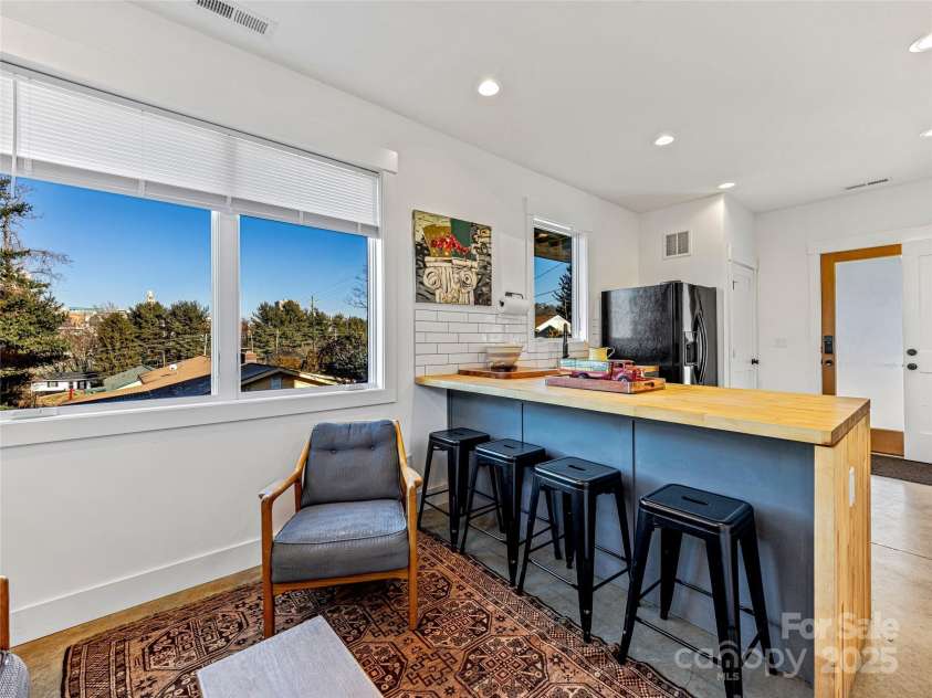 28 Edgehill Avenue, Asheville, NC 28801.  MLS# CAR4212601, YatesRealty ID 801. 