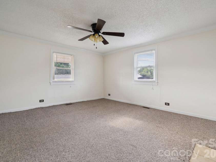 411 Central Avenue, Landis, NC 28088.  MLS# CAR4273594, YatesRealty ID 801. Living Room