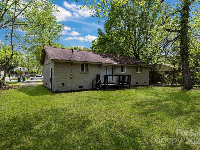 801 Bilmark Avenue, Charlotte, NC 28213.  MLS# CAR4247710, YatesRealty ID 8010. Angled shot of backyard.