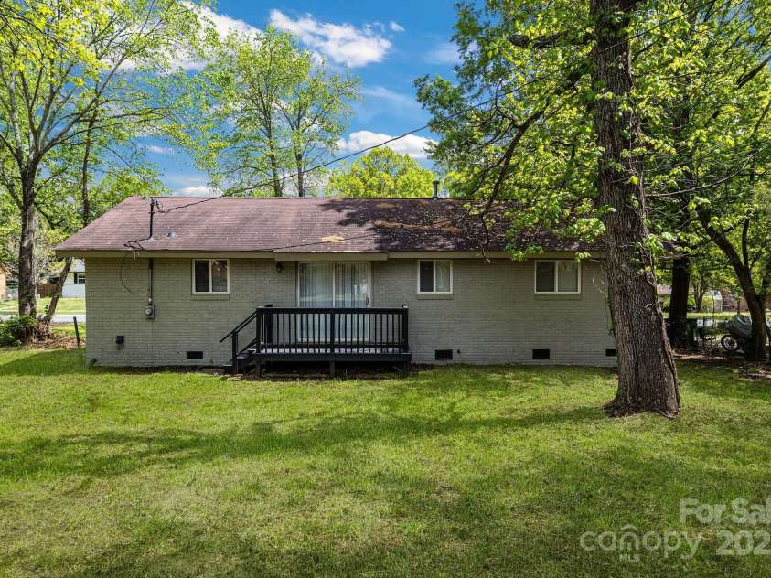 801 Bilmark Avenue, Charlotte, NC 28213.  MLS# CAR4247710, YatesRealty ID 8010. Distanced shot of backyard.