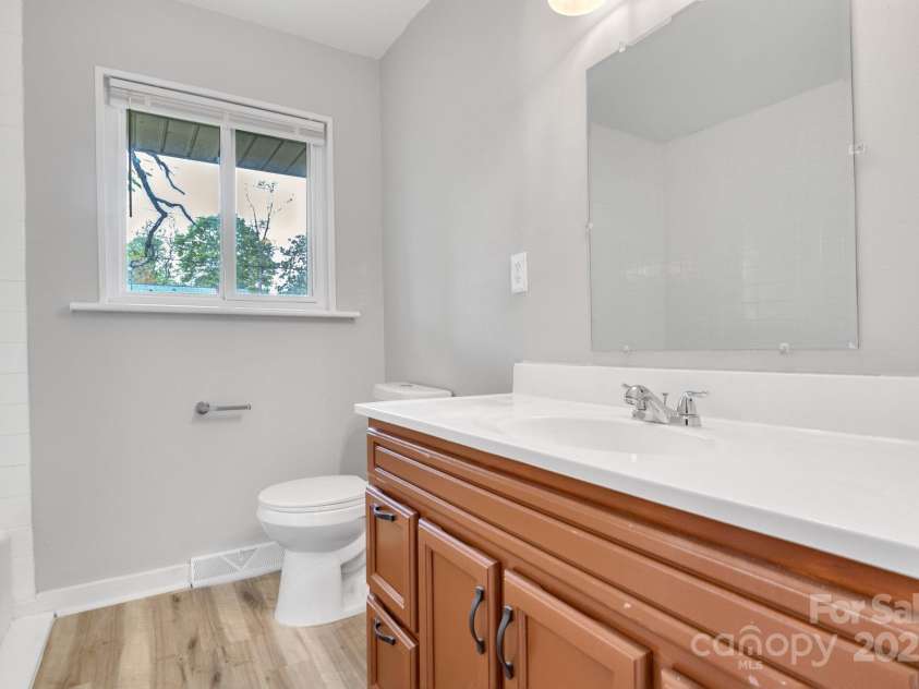 801 Bilmark Avenue, Charlotte, NC 28213.  MLS# CAR4247710, YatesRealty ID 8010. Full bathroom.