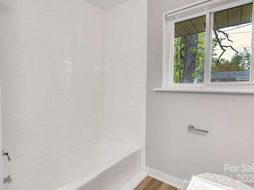 801 Bilmark Avenue, Charlotte, NC 28213.  MLS# CAR4247710, YatesRealty ID 8010. Full bathroom with emphasis on shower/tub.