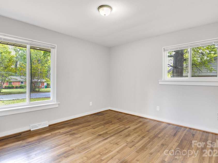 801 Bilmark Avenue, Charlotte, NC 28213.  MLS# CAR4247710, YatesRealty ID 8010. Primary bedroom immediately walking in.