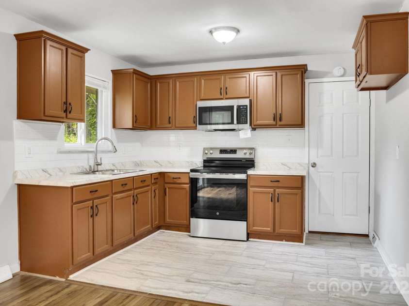 801 Bilmark Avenue, Charlotte, NC 28213.  MLS# CAR4247710, YatesRealty ID 8010. Walking into kitchen.