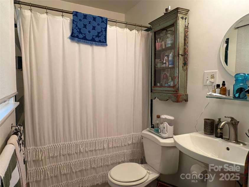 1235 Pinebrook Circle, Hendersonville, NC 28739.  MLS# CAR4309617, YatesRealty ID 8011. Primary Bathroom