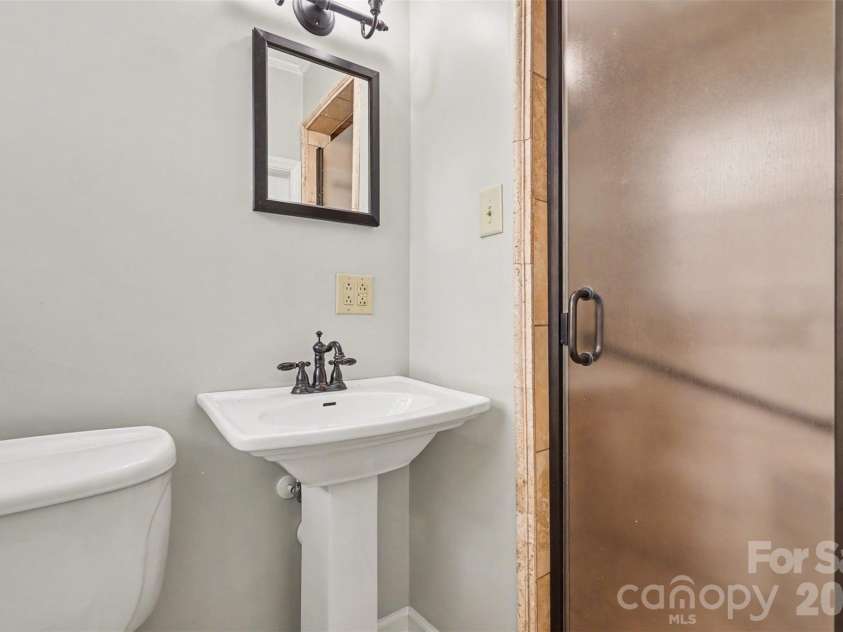 204 Country Club Circle, Shelby, NC 28150.  MLS# CAR4343537, YatesRealty ID 8012. Primary bath