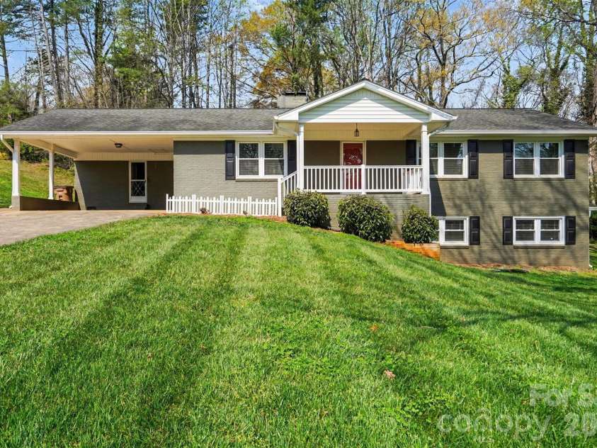 204 Country Club Circle, Shelby, NC 28150.  MLS# CAR4343537, YatesRealty ID 8012. Pristine yard and setting!