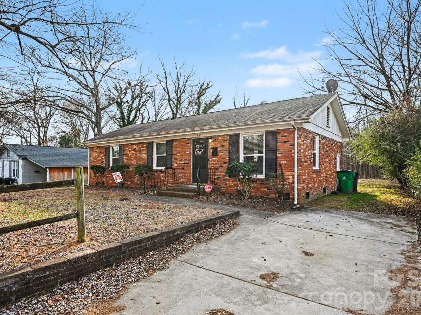 537 Kentbrook Drive, Charlotte, NC 28213.  MLS# CAR4351215, YatesRealty ID 8016. 