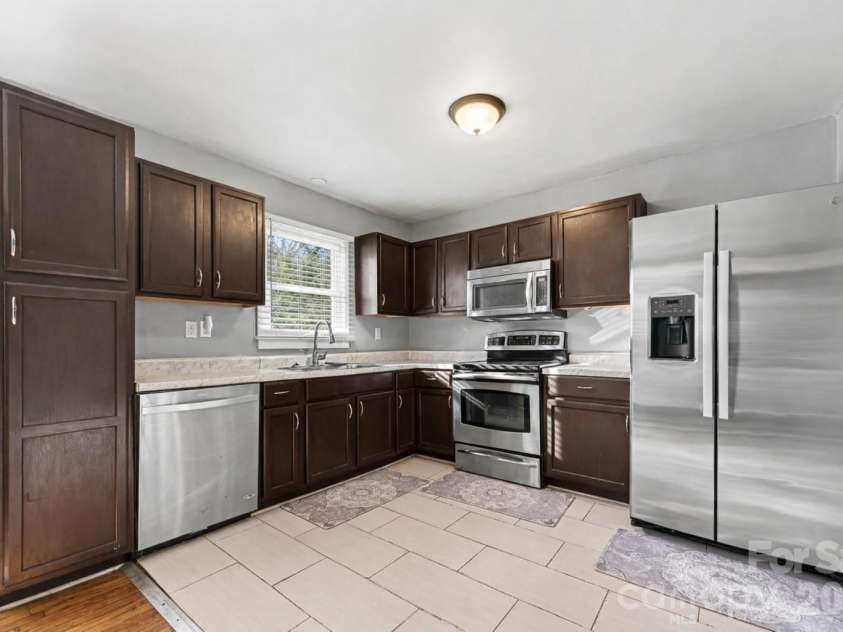 537 Kentbrook Drive, Charlotte, NC 28213.  MLS# CAR4351215, YatesRealty ID 8016. 