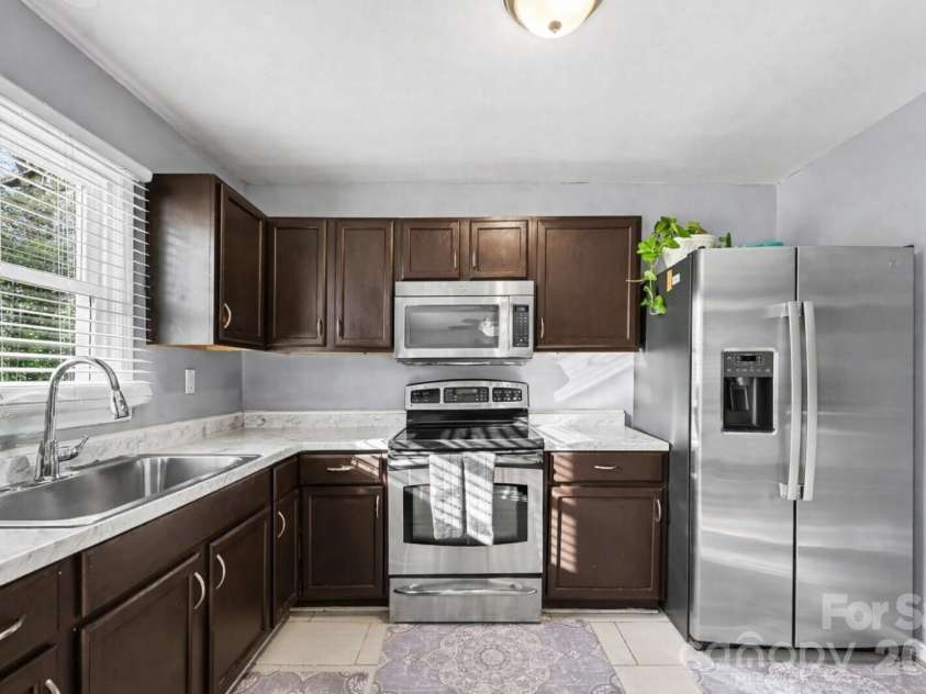 537 Kentbrook Drive, Charlotte, NC 28213.  MLS# CAR4351215, YatesRealty ID 8016. 