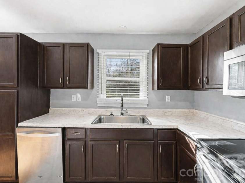 537 Kentbrook Drive, Charlotte, NC 28213.  MLS# CAR4351215, YatesRealty ID 8016. 