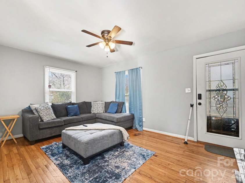 537 Kentbrook Drive, Charlotte, NC 28213.  MLS# CAR4351215, YatesRealty ID 8016. 