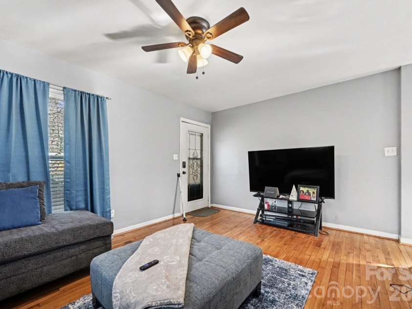 537 Kentbrook Drive, Charlotte, NC 28213.  MLS# CAR4351215, YatesRealty ID 8016. 