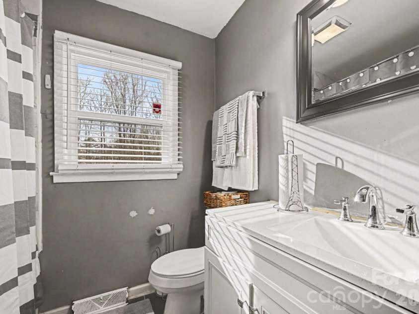 537 Kentbrook Drive, Charlotte, NC 28213.  MLS# CAR4351215, YatesRealty ID 8016. 