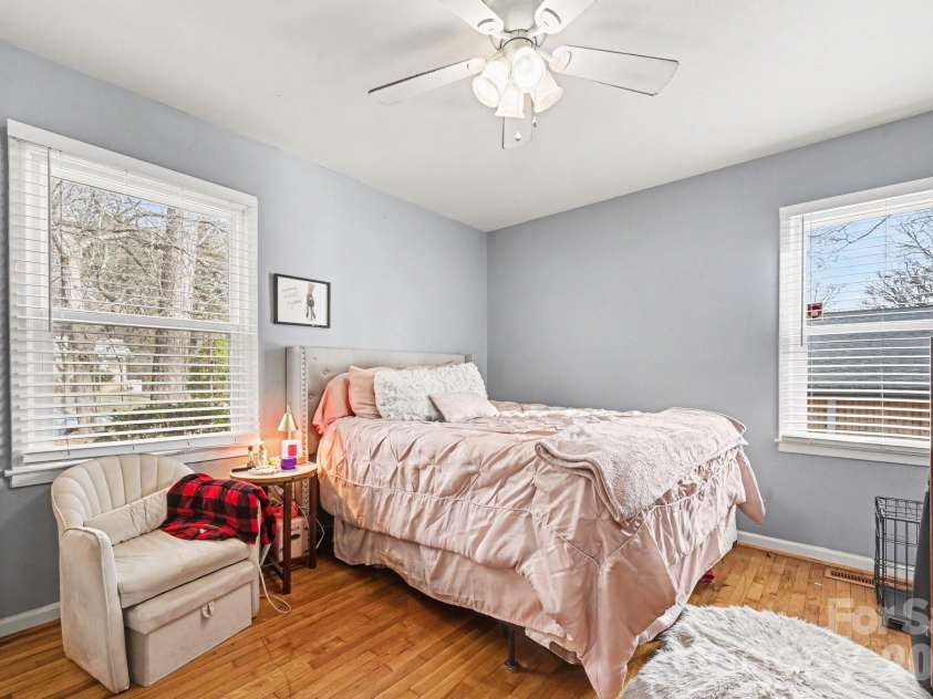 537 Kentbrook Drive, Charlotte, NC 28213.  MLS# CAR4351215, YatesRealty ID 8016. 