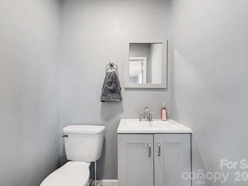 537 Kentbrook Drive, Charlotte, NC 28213.  MLS# CAR4351215, YatesRealty ID 8016. 