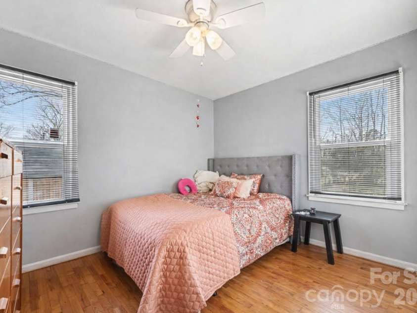 537 Kentbrook Drive, Charlotte, NC 28213.  MLS# CAR4351215, YatesRealty ID 8016. 