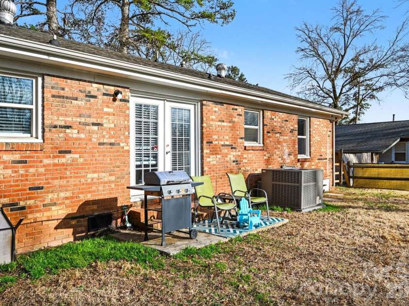 537 Kentbrook Drive, Charlotte, NC 28213.  MLS# CAR4351215, YatesRealty ID 8016. 
