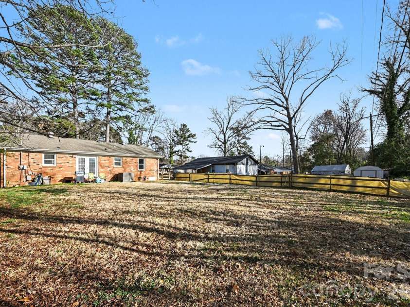 537 Kentbrook Drive, Charlotte, NC 28213.  MLS# CAR4351215, YatesRealty ID 8016. 