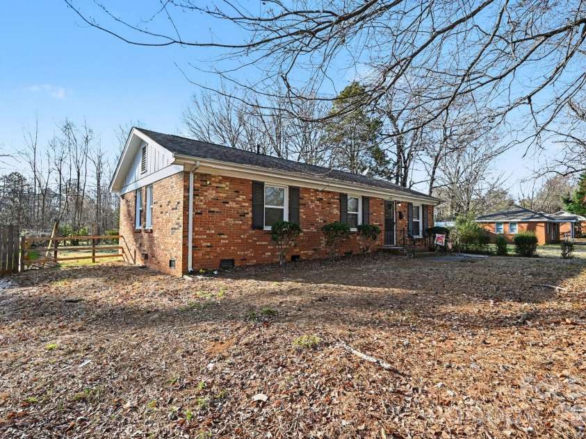 537 Kentbrook Drive, Charlotte, NC 28213.  MLS# CAR4351215, YatesRealty ID 8016. 