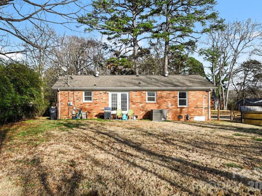 537 Kentbrook Drive, Charlotte, NC 28213.  MLS# CAR4351215, YatesRealty ID 8016. 