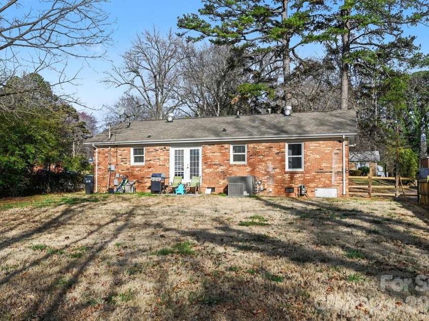 537 Kentbrook Drive, Charlotte, NC 28213.  MLS# CAR4351215, YatesRealty ID 8016. 