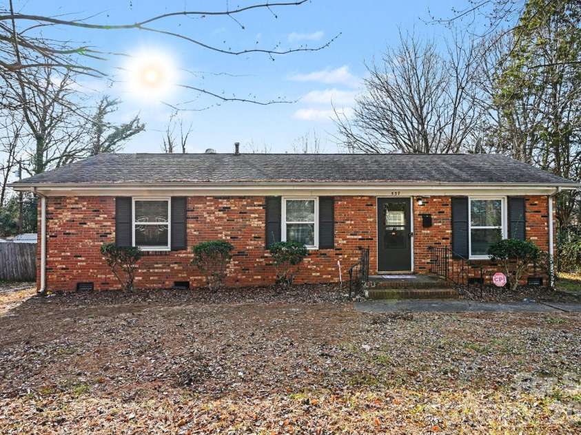 537 Kentbrook Drive, Charlotte, NC 28213.  MLS# CAR4351215, YatesRealty ID 8016. 