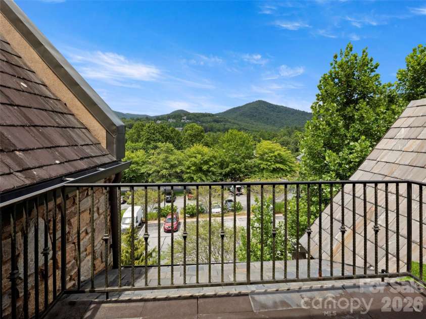 26 Village Oak Drive, Arden, NC 28704.  MLS# CAR4356625, YatesRealty ID 8017. 