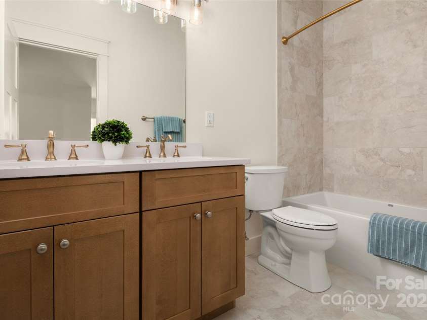 107 Chimney Chase Trail, Hendersonville, NC 28739.  MLS# CAR4251263, YatesRealty ID 8018. 