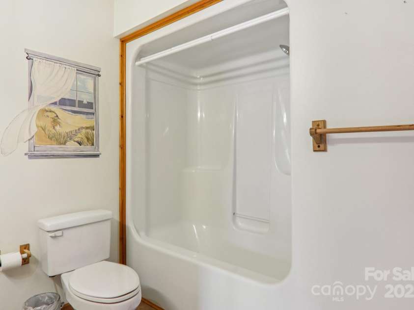 126 Pasco Loop, Waynesville, NC 28785.  MLS# CAR4301663, YatesRealty ID 8018. Upstairs full bath 
