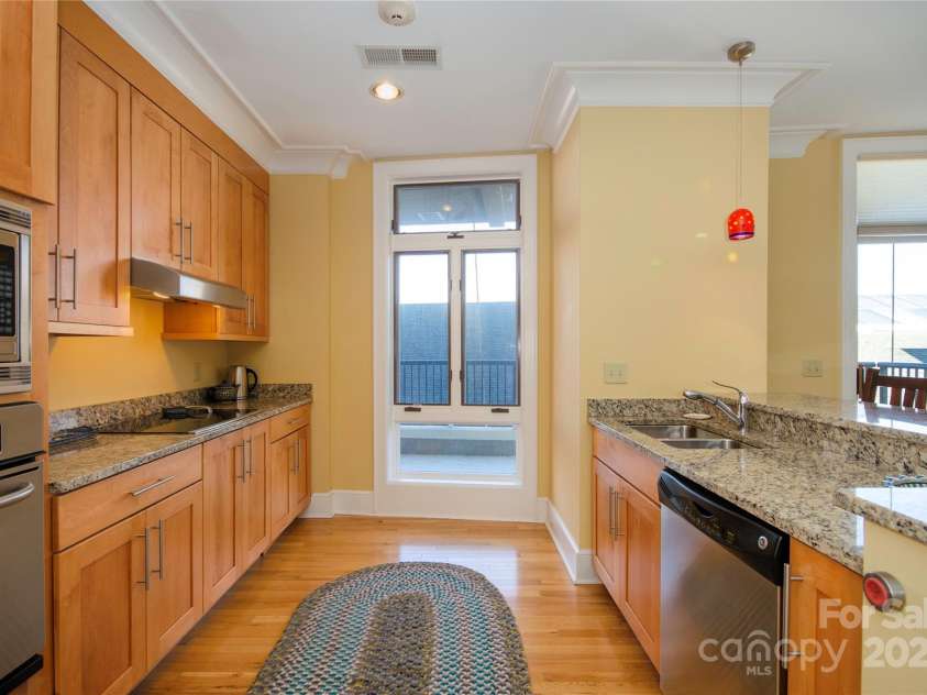 21 Battery Park Avenue, Asheville, NC 28801.  MLS# CAR4317876, YatesRealty ID 802. 