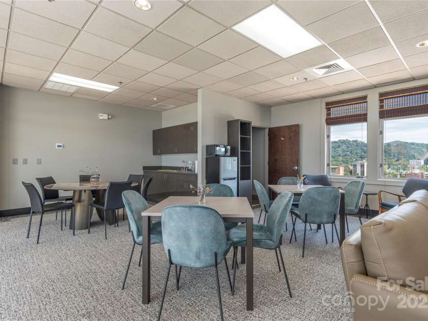 21 Battery Park Avenue, Asheville, NC 28801.  MLS# CAR4317876, YatesRealty ID 802. 