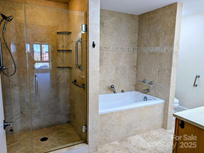 21 Battery Park Avenue, Asheville, NC 28801.  MLS# CAR4317876, YatesRealty ID 802. Primary Bathroom