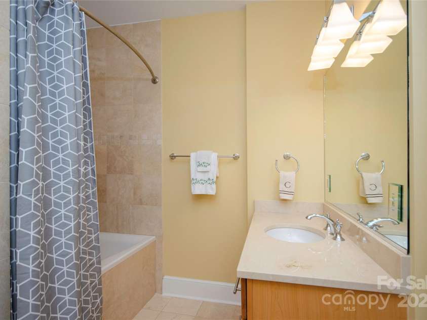 21 Battery Park Avenue, Asheville, NC 28801.  MLS# CAR4317876, YatesRealty ID 802. Second Bathroom