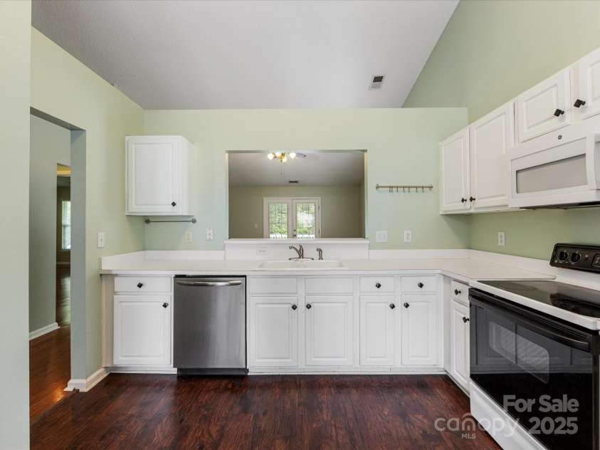 3022 Willamette Valley Drive, Charlotte, NC 28215.  MLS# CAR4248066, YatesRealty ID 8020. 