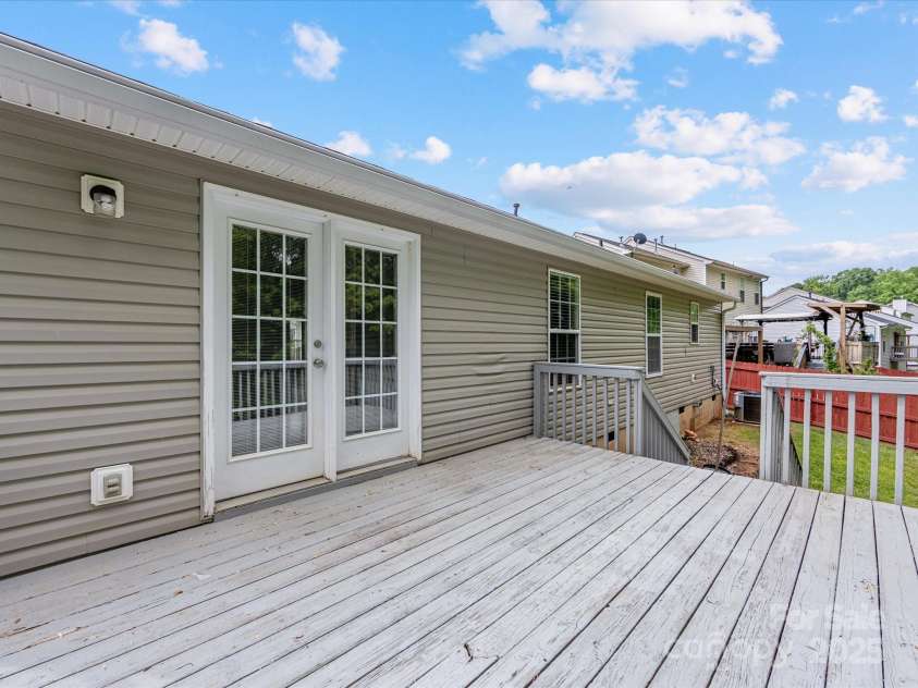 3022 Willamette Valley Drive, Charlotte, NC 28215.  MLS# CAR4248066, YatesRealty ID 8020. 