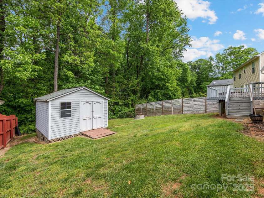 3022 Willamette Valley Drive, Charlotte, NC 28215.  MLS# CAR4248066, YatesRealty ID 8020. 