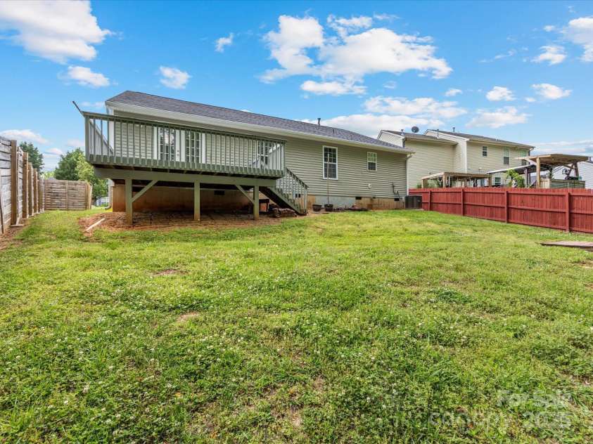 3022 Willamette Valley Drive, Charlotte, NC 28215.  MLS# CAR4248066, YatesRealty ID 8020. 