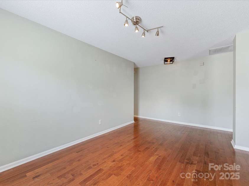 3022 Willamette Valley Drive, Charlotte, NC 28215.  MLS# CAR4248066, YatesRealty ID 8020. Dining room