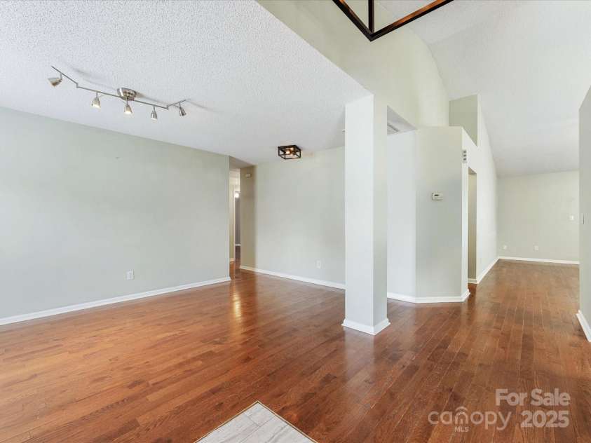 3022 Willamette Valley Drive, Charlotte, NC 28215.  MLS# CAR4248066, YatesRealty ID 8020. Dining room and entry