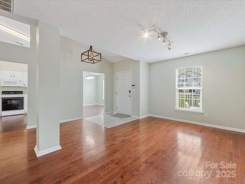 3022 Willamette Valley Drive, Charlotte, NC 28215.  MLS# CAR4248066, YatesRealty ID 8020. Dining room and entry