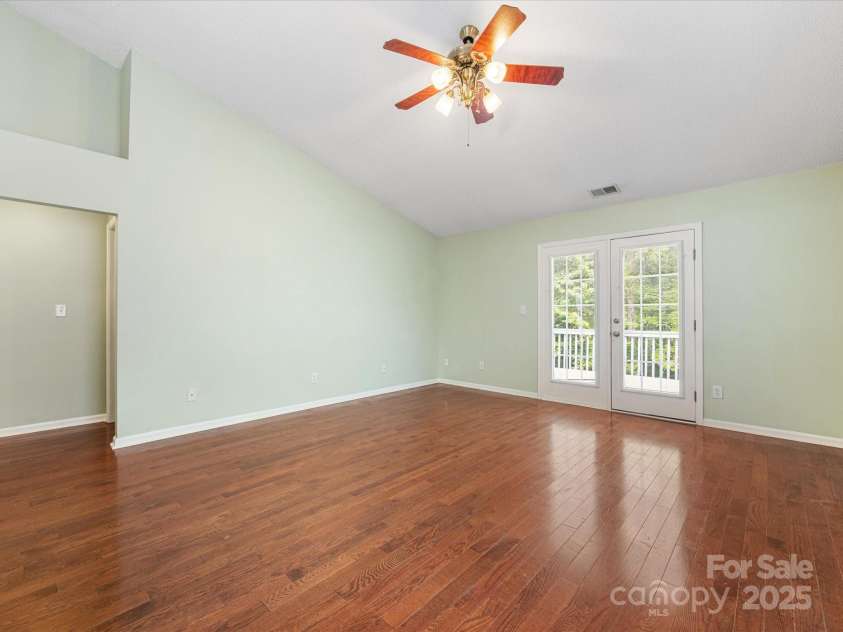 3022 Willamette Valley Drive, Charlotte, NC 28215.  MLS# CAR4248066, YatesRealty ID 8020. Family room