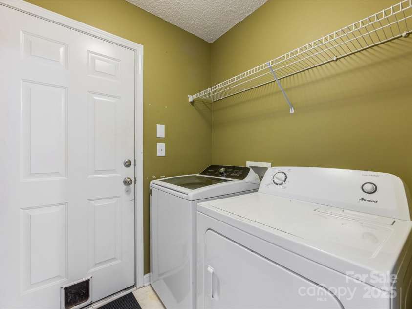 3022 Willamette Valley Drive, Charlotte, NC 28215.  MLS# CAR4248066, YatesRealty ID 8020. Laundry (washer & dryer included)