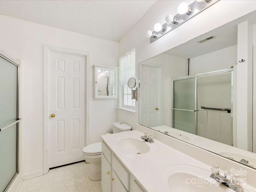 3022 Willamette Valley Drive, Charlotte, NC 28215.  MLS# CAR4248066, YatesRealty ID 8020. Primary bathroom