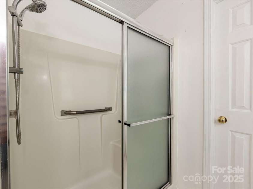 3022 Willamette Valley Drive, Charlotte, NC 28215.  MLS# CAR4248066, YatesRealty ID 8020. Primary bathroom